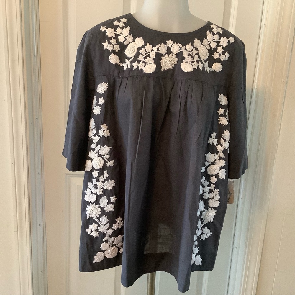Ivy Jane embroidered top gray size SX. NWT